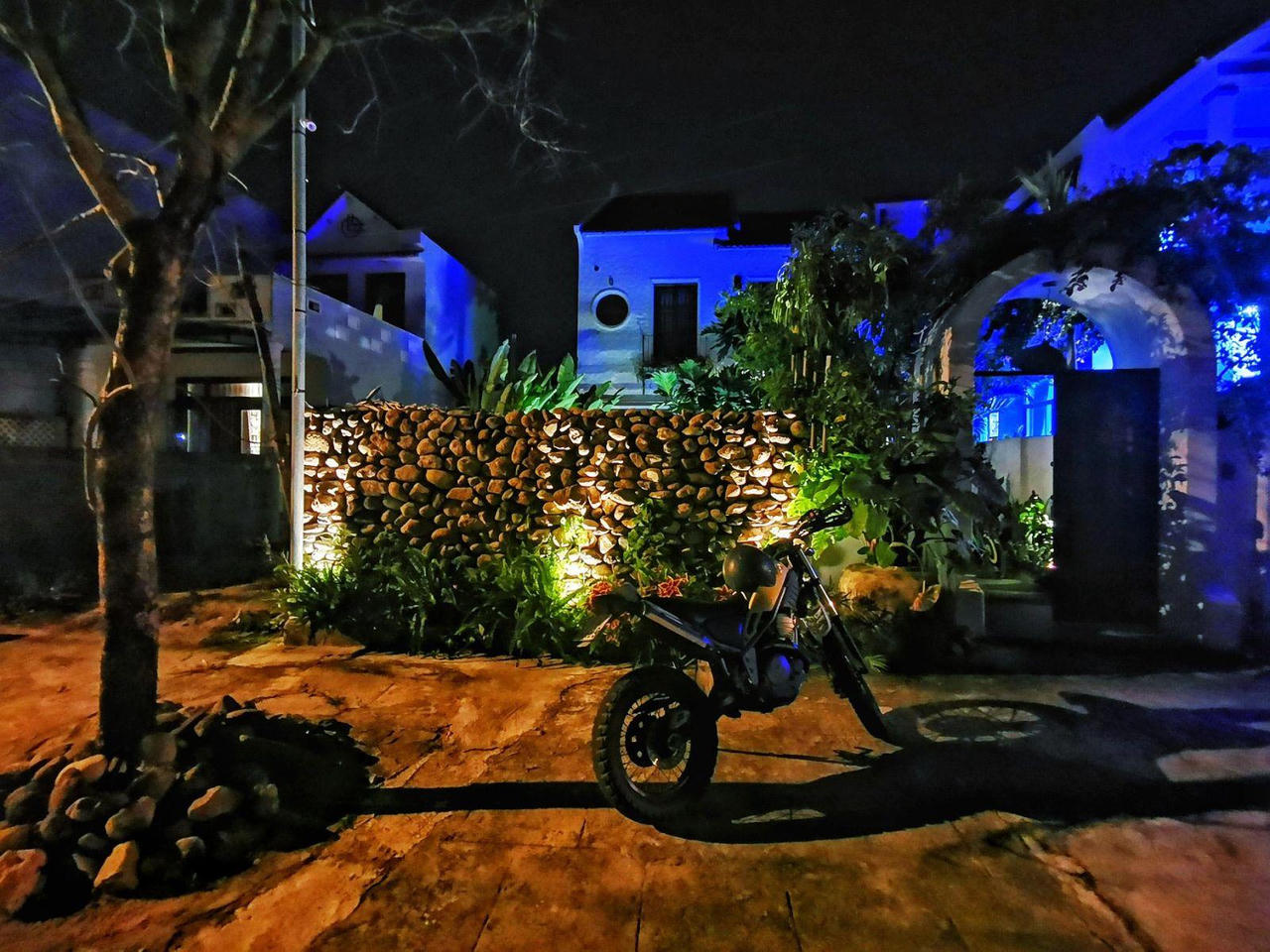 Chi 2 tỷ đồng biến căn nhà cấp 4 thành resort đẹp như mơ mang phong cách Địa Trung Hải