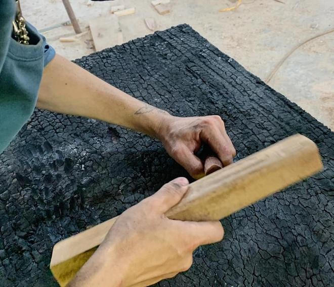 Cháy rụi kho gỗ, chủ xưởng hồi sinh đống phế liệu thành nội thất vảy cá