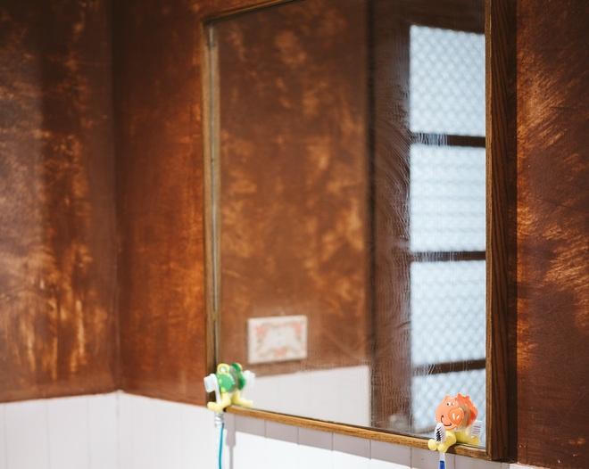 Cháy rụi kho gỗ, chủ xưởng hồi sinh đống phế liệu thành nội thất vảy cá