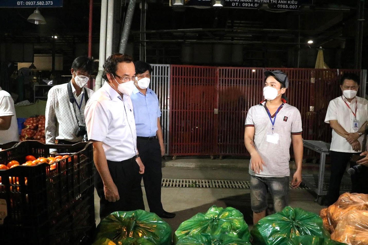 Tiểu thương TP HCM háo hức chờ ngày “khởi động lại”