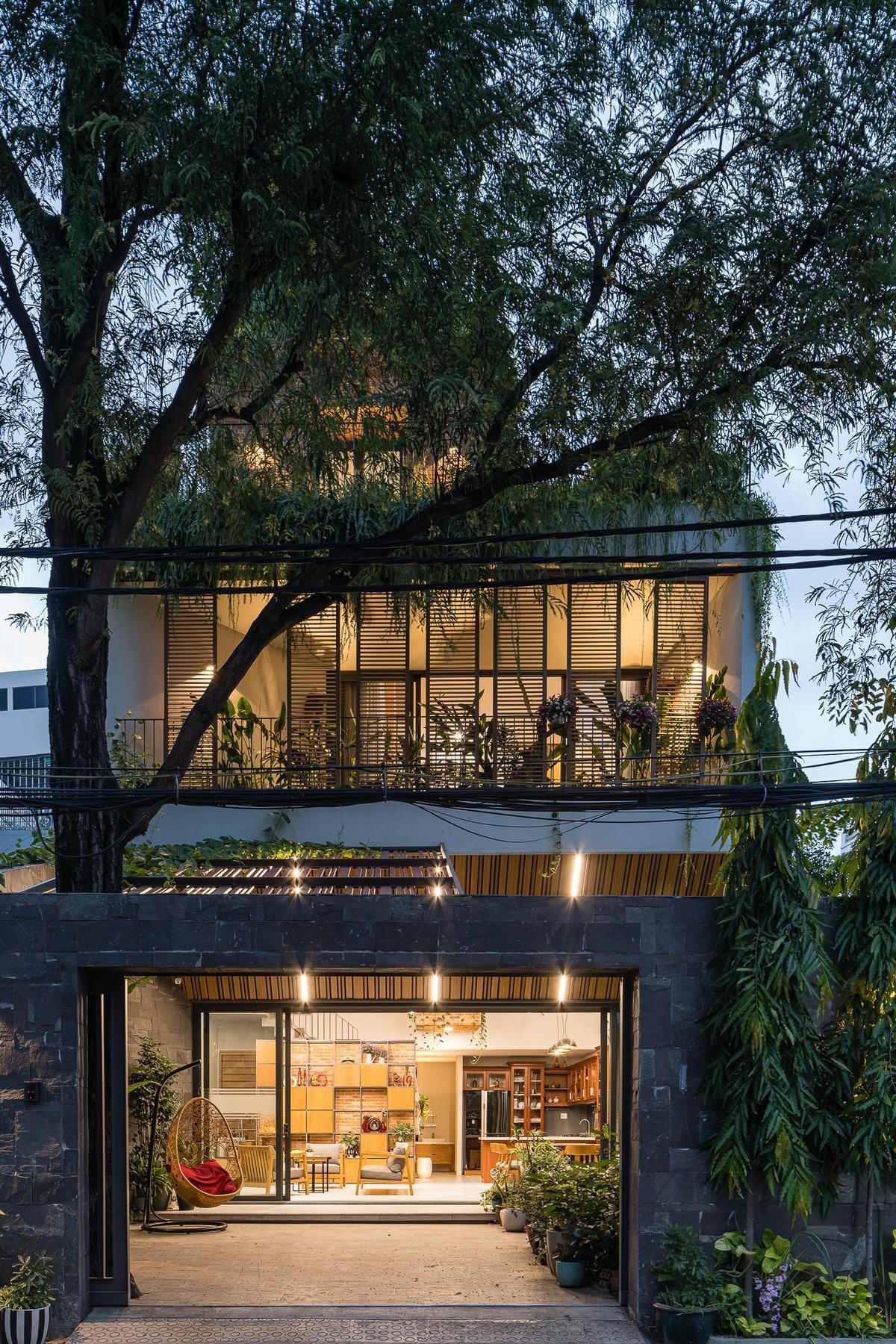 Kỳ lạ ngôi nhà dùng cả công viên làm mái ảnh 1