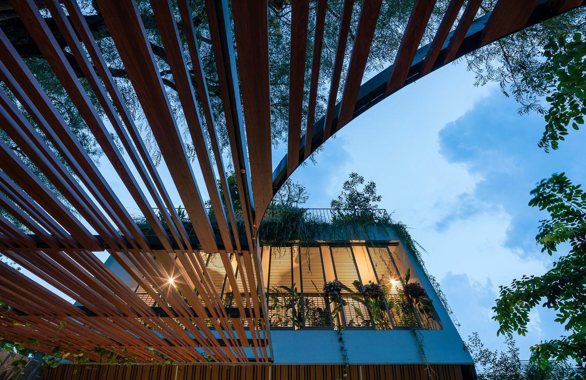 Kỳ lạ ngôi nhà dùng cả công viên làm mái ảnh 10