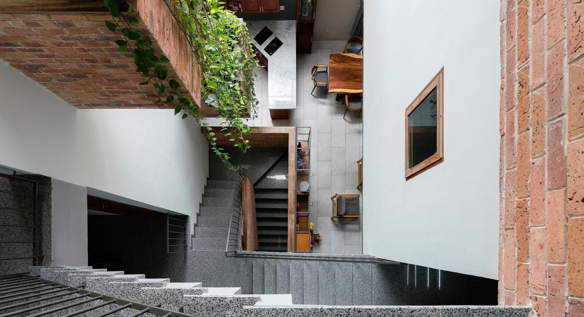 Kỳ lạ ngôi nhà dùng cả công viên làm mái ảnh 4