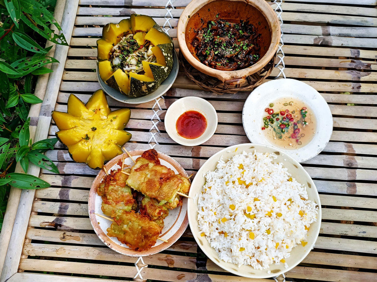 "Bỏ phố về quê", cặp vợ chồng Bến Tre làm khu vườn 500m2 tràn ngập rau trái