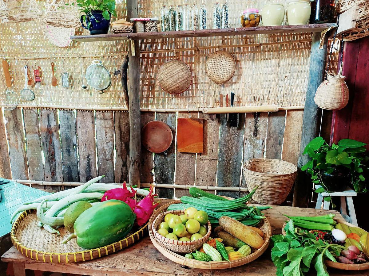 "Bỏ phố về quê", cặp vợ chồng Bến Tre làm khu vườn 500m2 tràn ngập rau trái