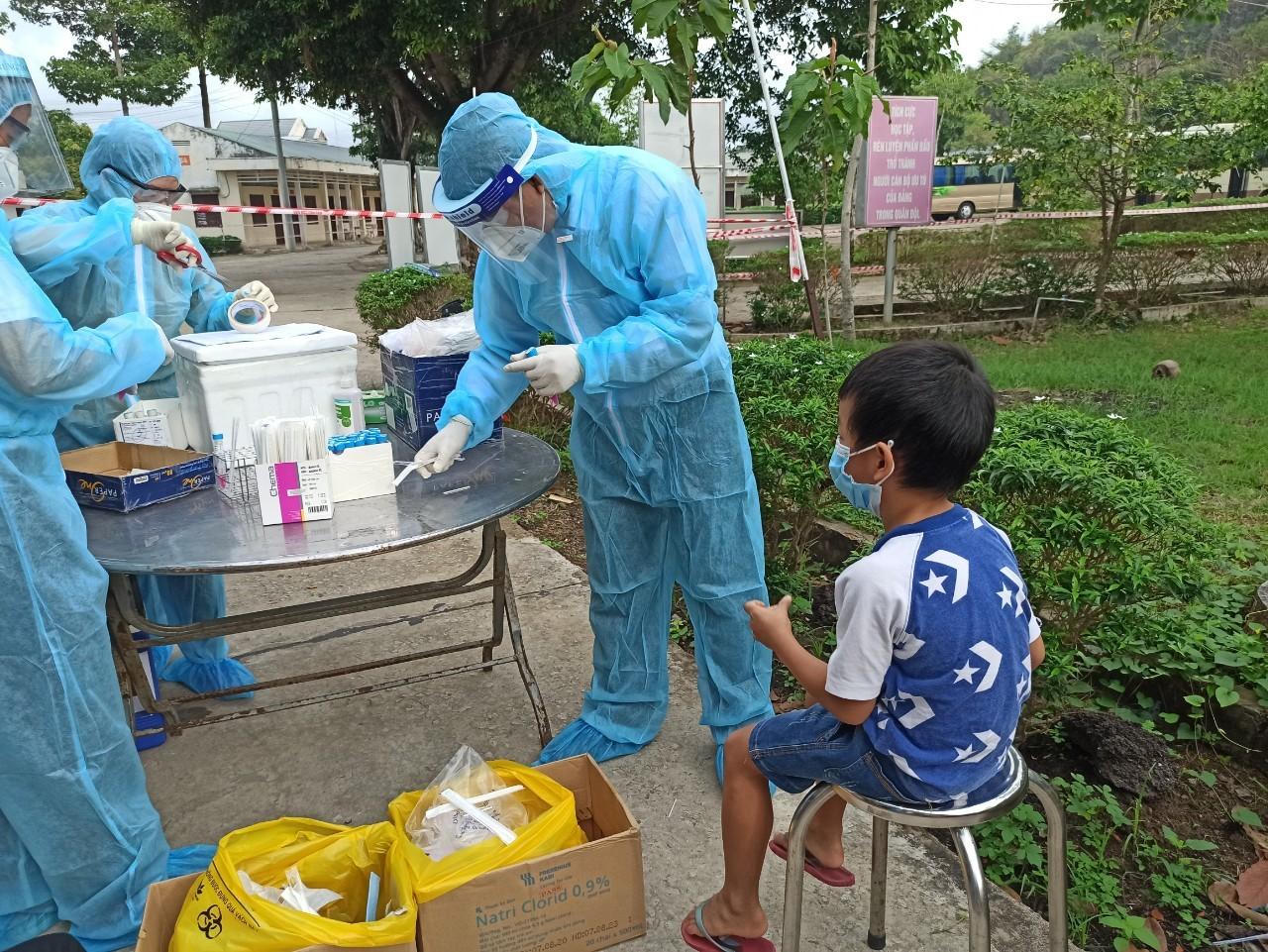 Trẻ em trong khu cách ly - chuyện chỉ có ở 'thời COVID'