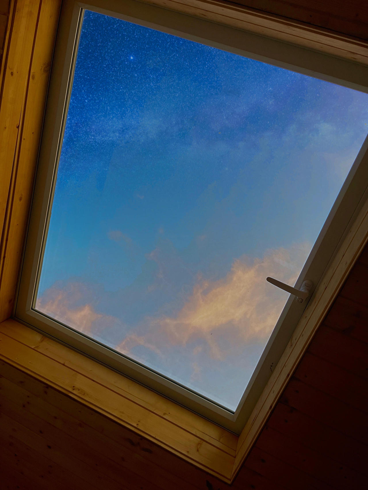 Cô gái rời Thủ đô, về Cao Bằng dựng ngôi nhà gỗ cheo leo bên sườn núi đẹp mê hồn