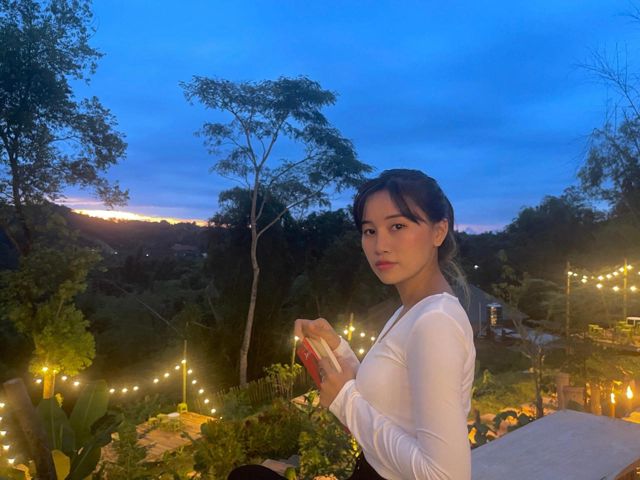 Cô gái rời Thủ đô, về Cao Bằng dựng ngôi nhà gỗ cheo leo bên sườn núi đẹp mê hồn