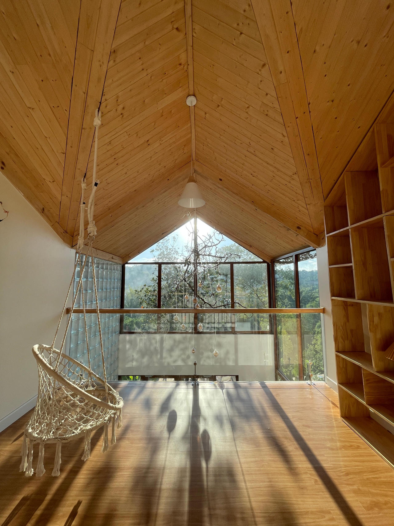 Cô gái rời Thủ đô, về Cao Bằng dựng ngôi nhà gỗ cheo leo bên sườn núi đẹp mê hồn