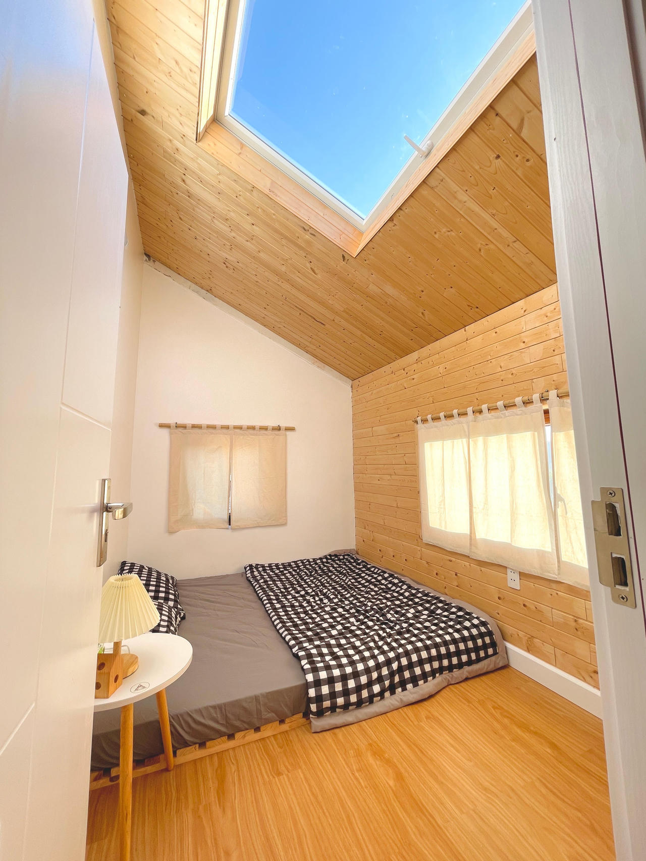 Cô gái rời Thủ đô, về Cao Bằng dựng ngôi nhà gỗ cheo leo bên sườn núi đẹp mê hồn