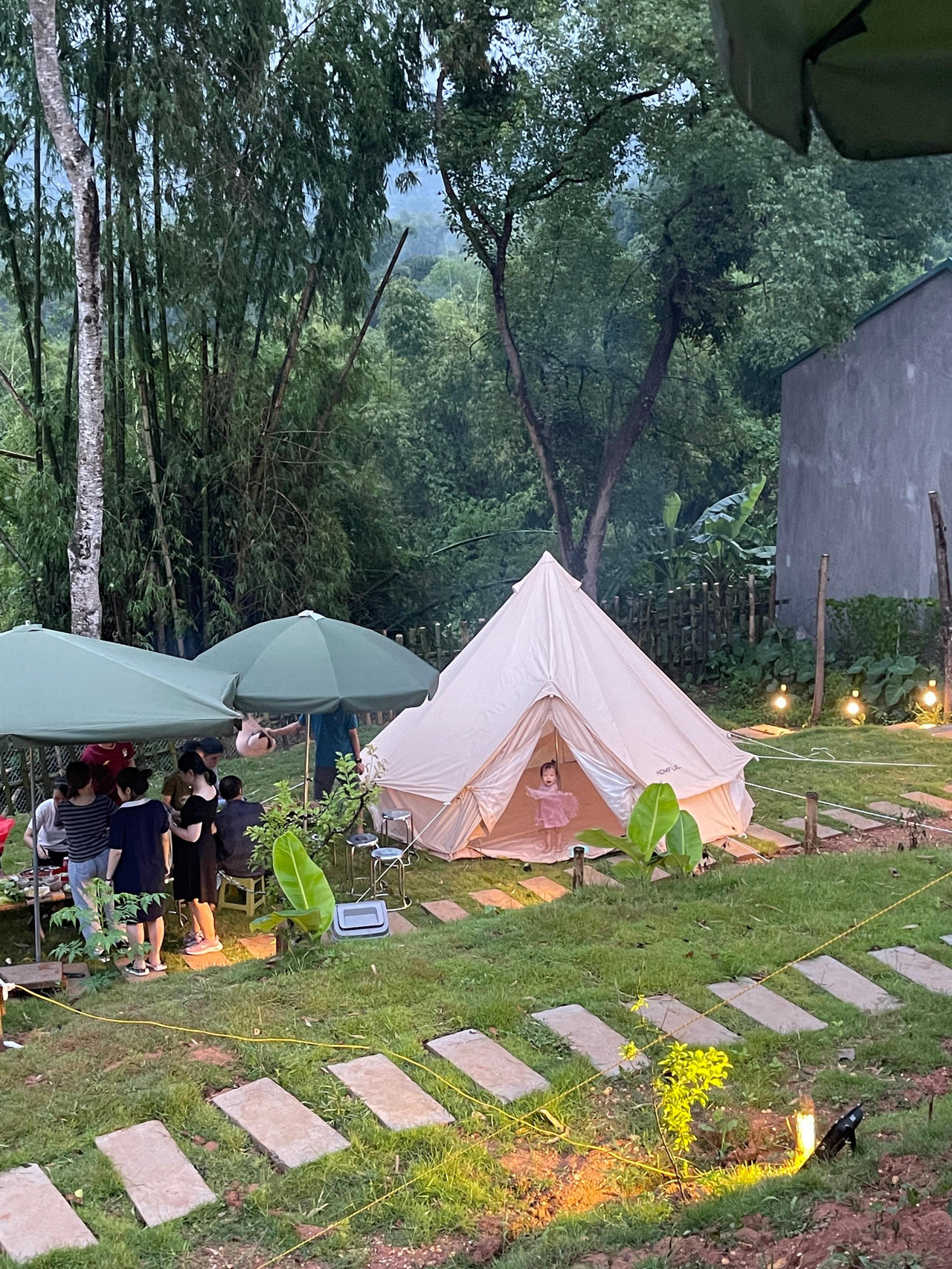 Cô gái rời Thủ đô, về Cao Bằng dựng ngôi nhà gỗ cheo leo bên sườn núi đẹp mê hồn