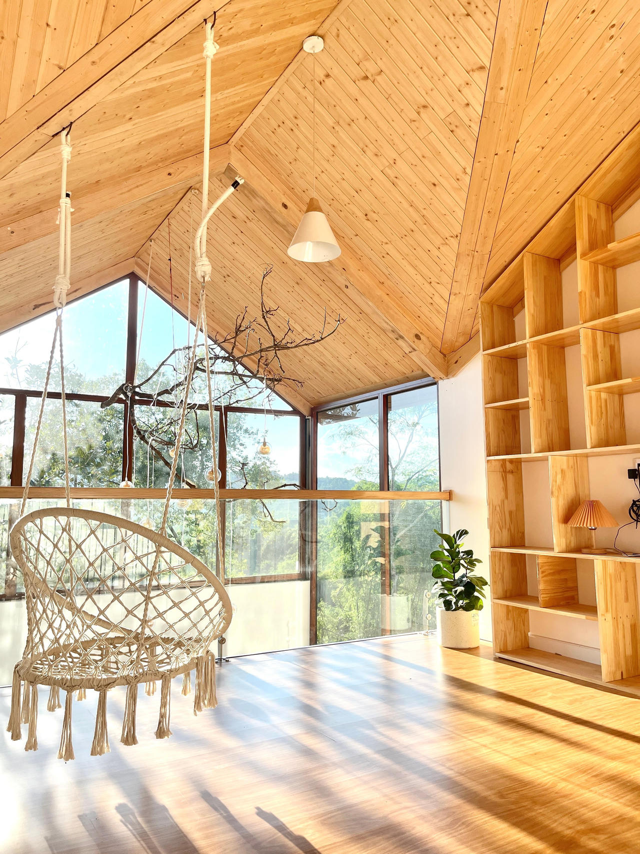 Cô gái rời Thủ đô, về Cao Bằng dựng ngôi nhà gỗ cheo leo bên sườn núi đẹp mê hồn