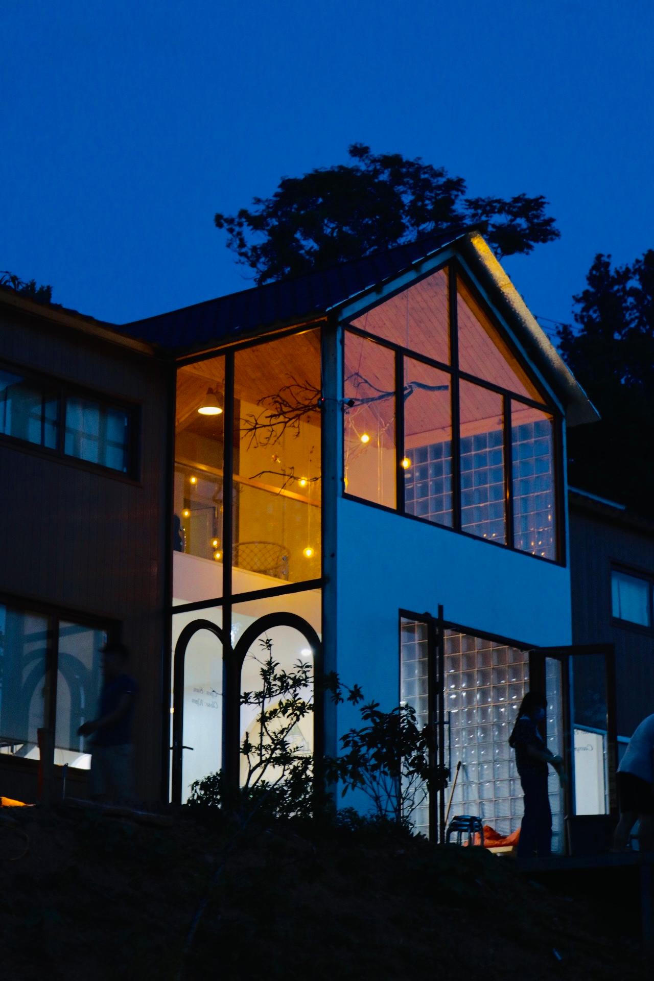 Cô gái rời Thủ đô, về Cao Bằng dựng ngôi nhà gỗ cheo leo bên sườn núi đẹp mê hồn