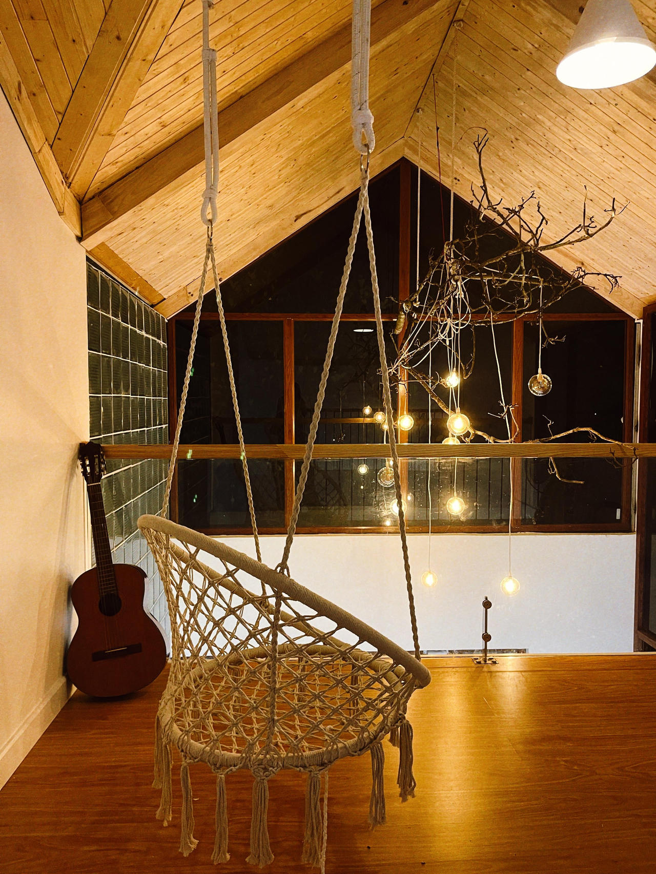 Cô gái rời Thủ đô, về Cao Bằng dựng ngôi nhà gỗ cheo leo bên sườn núi đẹp mê hồn