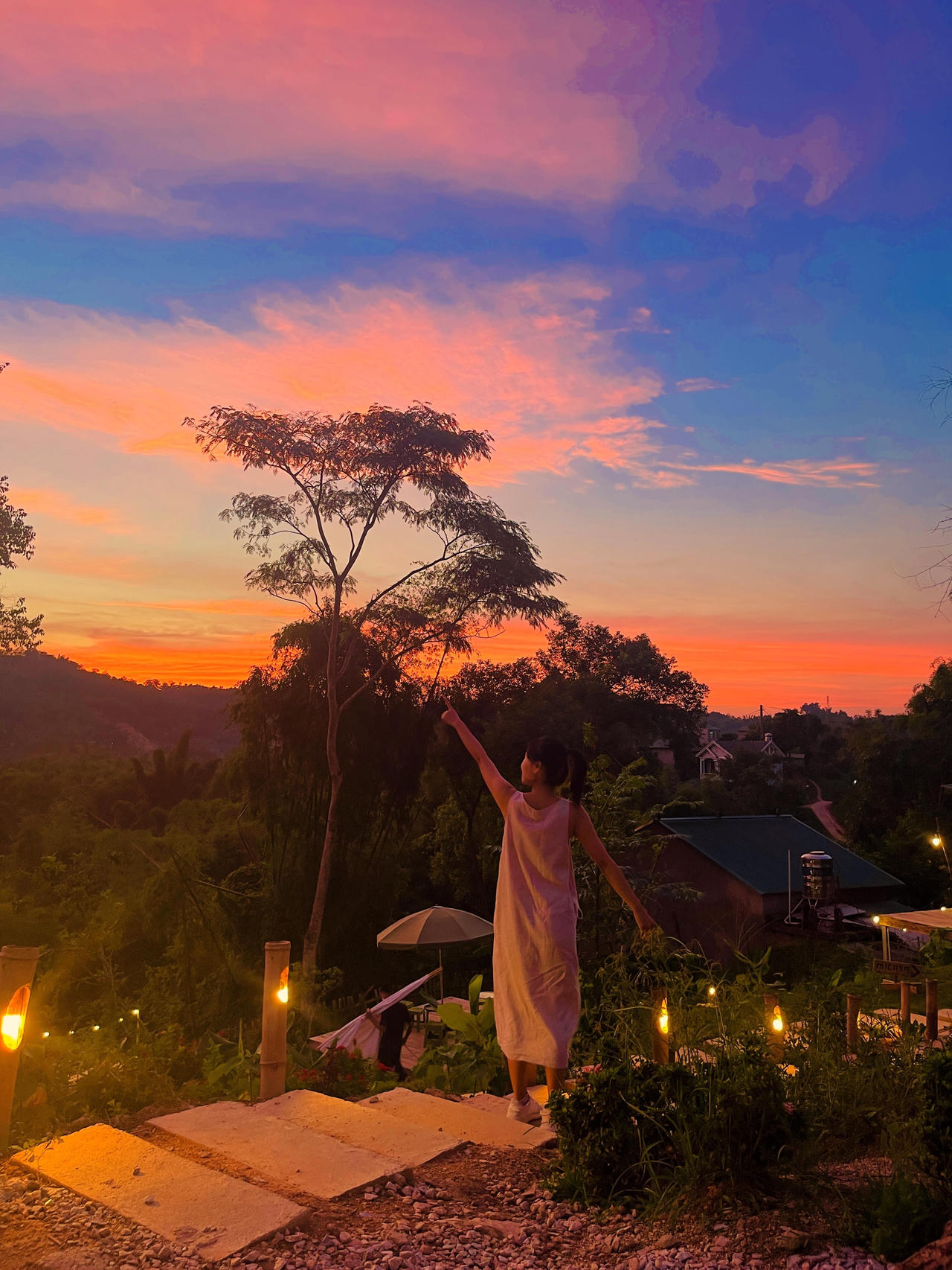 Cô gái rời Thủ đô, về Cao Bằng dựng ngôi nhà gỗ cheo leo bên sườn núi đẹp mê hồn