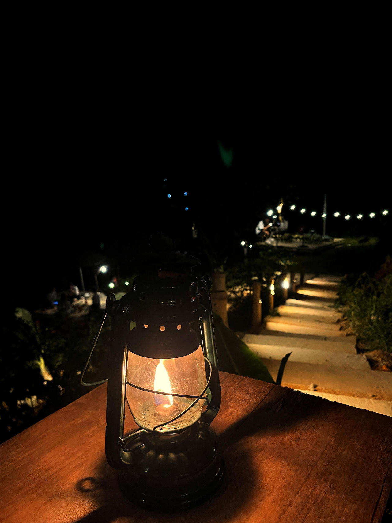 Cô gái rời Thủ đô, về Cao Bằng dựng ngôi nhà gỗ cheo leo bên sườn núi đẹp mê hồn