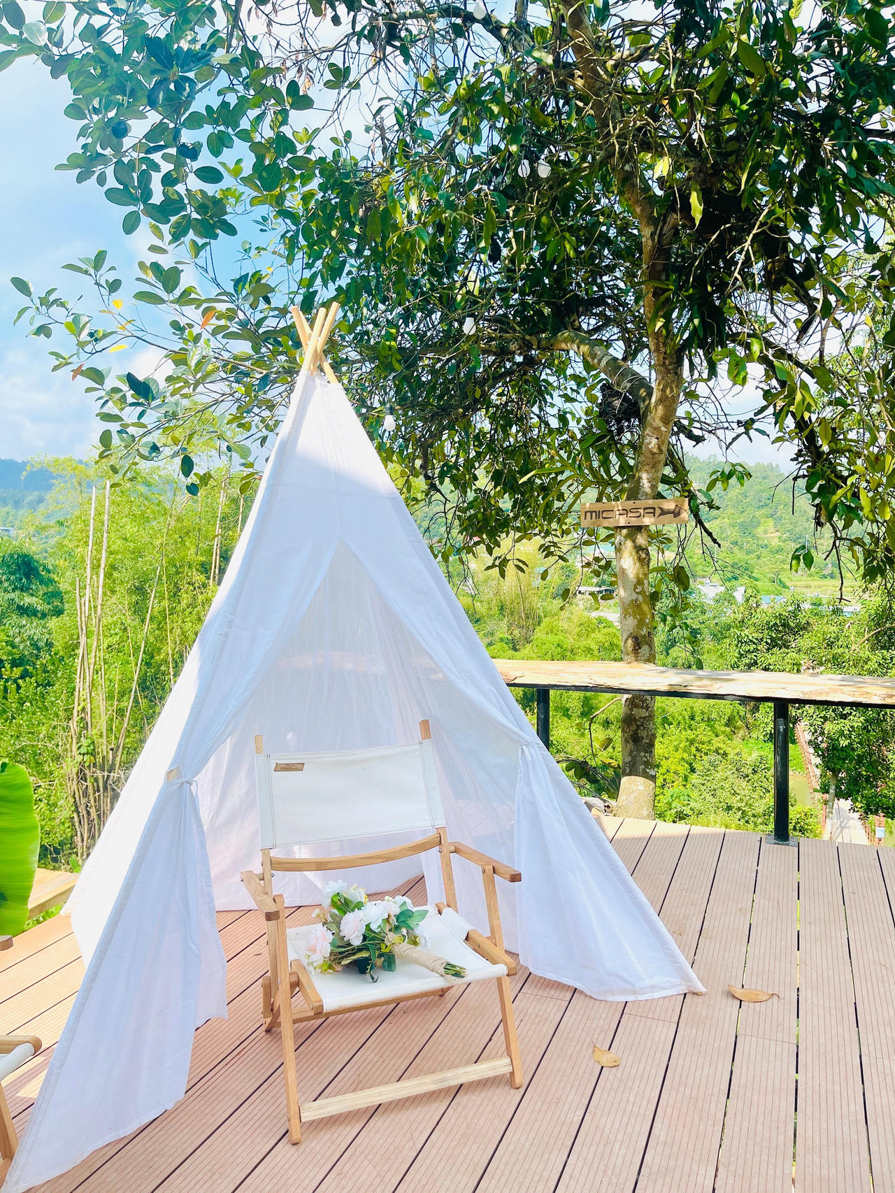 Cô gái rời Thủ đô, về Cao Bằng dựng ngôi nhà gỗ cheo leo bên sườn núi đẹp mê hồn