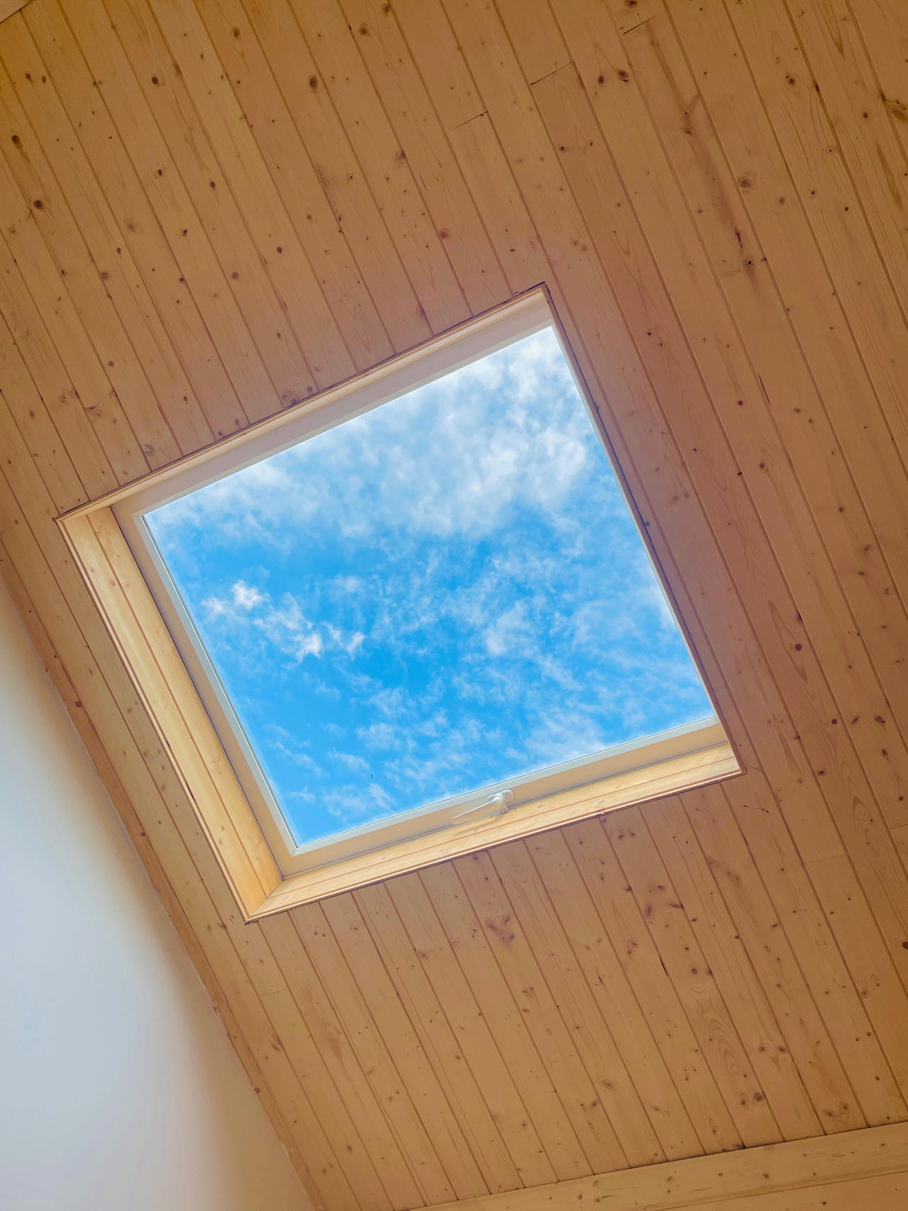 Cô gái rời Thủ đô, về Cao Bằng dựng ngôi nhà gỗ cheo leo bên sườn núi đẹp mê hồn