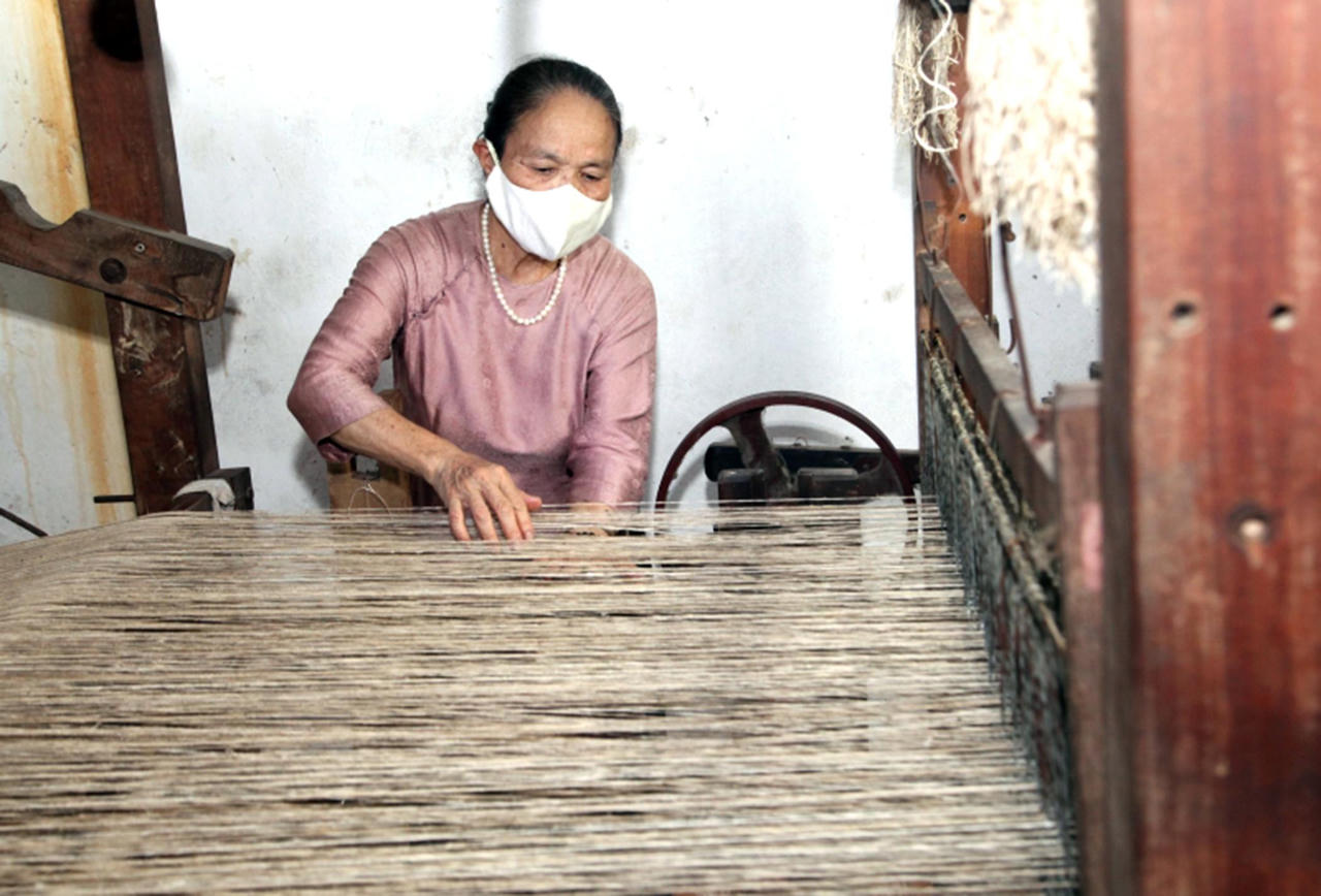 Nghệ nhân ưu tú Phan Thị Thuận: Dạy tằm dệt lụa, bắt sen nhả tơ