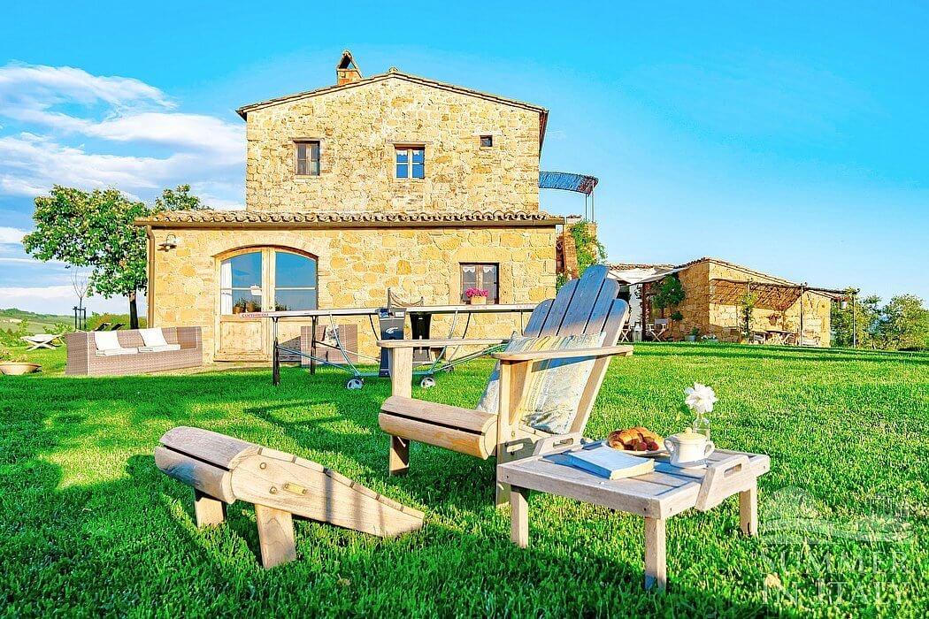 Ngắm trang trại nằm giữa cánh đồng lúa