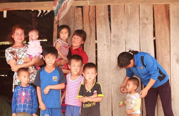 Phụ nữ vùng cao: Nỗ lực vượt khỏi “hàng gai thép”