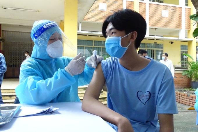Những trẻ đầu tiên cả nước tiêm vaccine