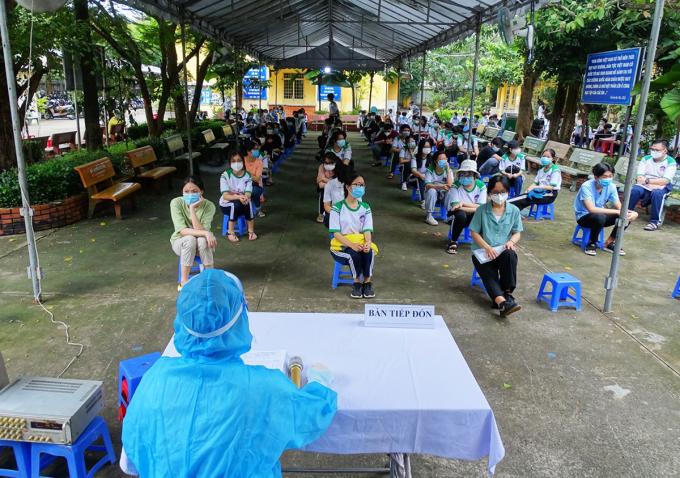 Những trẻ đầu tiên cả nước tiêm vaccine