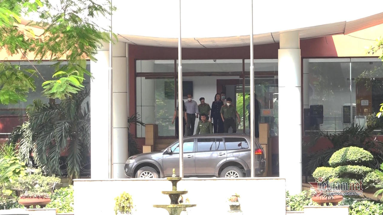 Khám xét nơi làm việc của Thứ trưởng Bộ Y tế Trương Quốc Cường