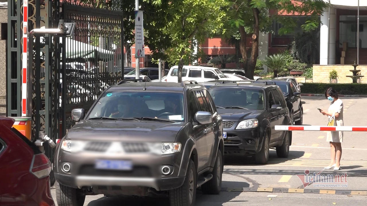 Khám xét nơi làm việc của Thứ trưởng Bộ Y tế Trương Quốc Cường