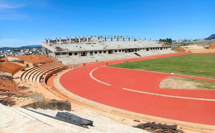 Cận cảnh sân vận động Đà Lạt xây gần 8 năm chưa xong