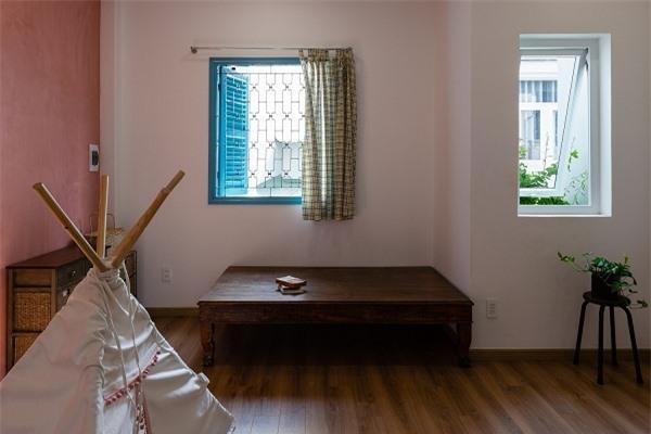 Mẫu nhà cấp 4 mang đậm phong cách thập niên 1990 nhưng vẫn không thiếu góc sống ảo xanh mướt hiện đại