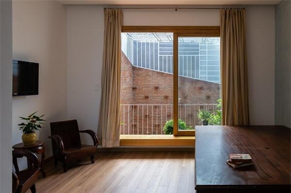 Mẫu nhà cấp 4 mang đậm phong cách thập niên 1990 nhưng vẫn không thiếu góc sống ảo xanh mướt hiện đại