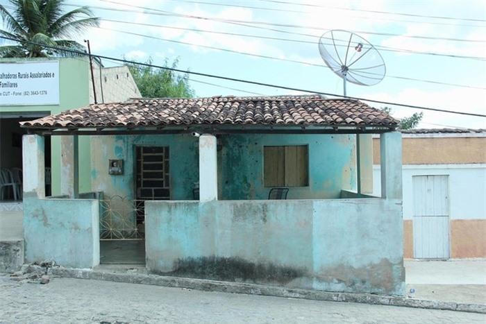 Mẫu nhà cấp 4 mang đậm phong cách thập niên 1990 nhưng vẫn không thiếu góc sống ảo xanh mướt hiện đại