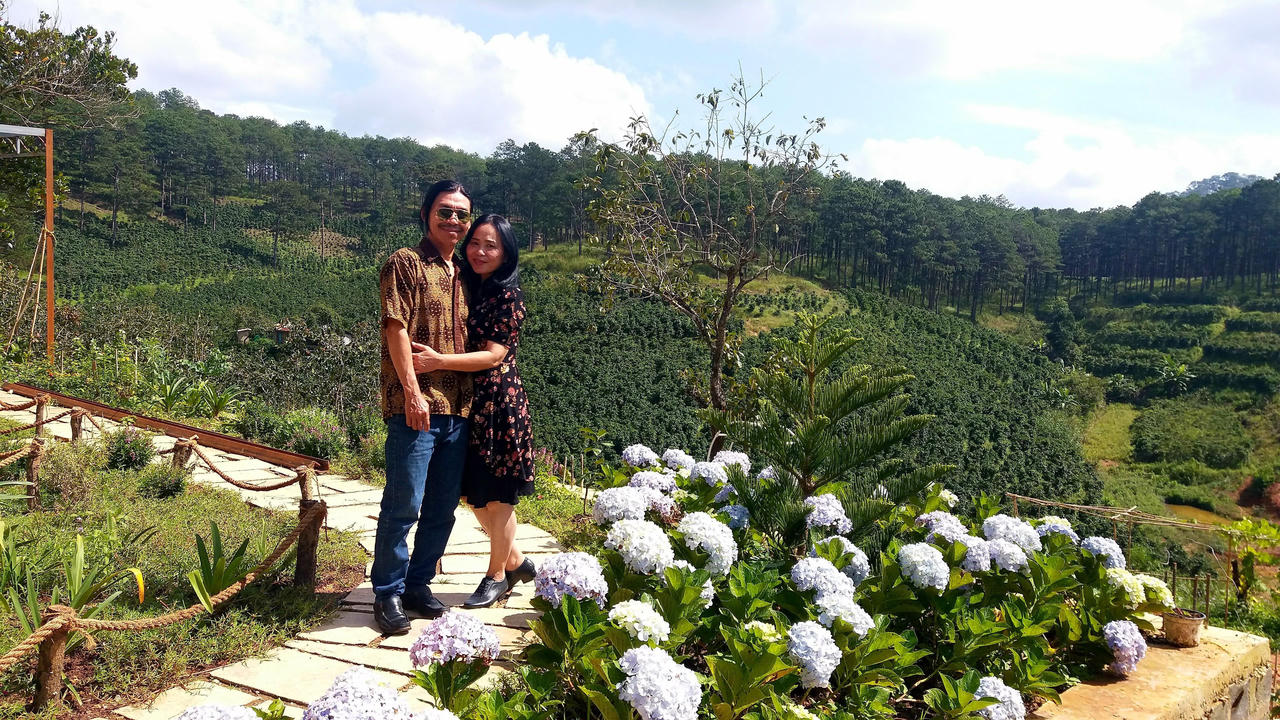 Bỏ phố về Đà Lạt dựng nhà gỗ ven rừng, YouTuber U60 làm kênh du lịch ngàn người theo dõi