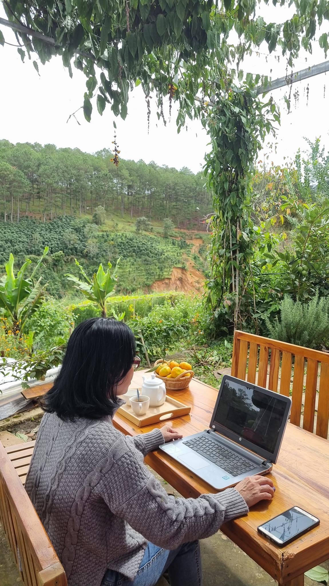 Bỏ phố về Đà Lạt dựng nhà gỗ ven rừng, YouTuber U60 làm kênh du lịch ngàn người theo dõi