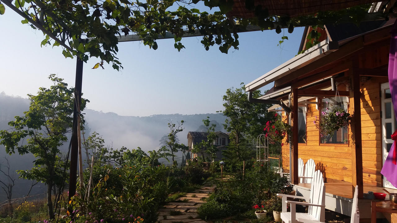 Bỏ phố về Đà Lạt dựng nhà gỗ ven rừng, YouTuber U60 làm kênh du lịch ngàn người theo dõi