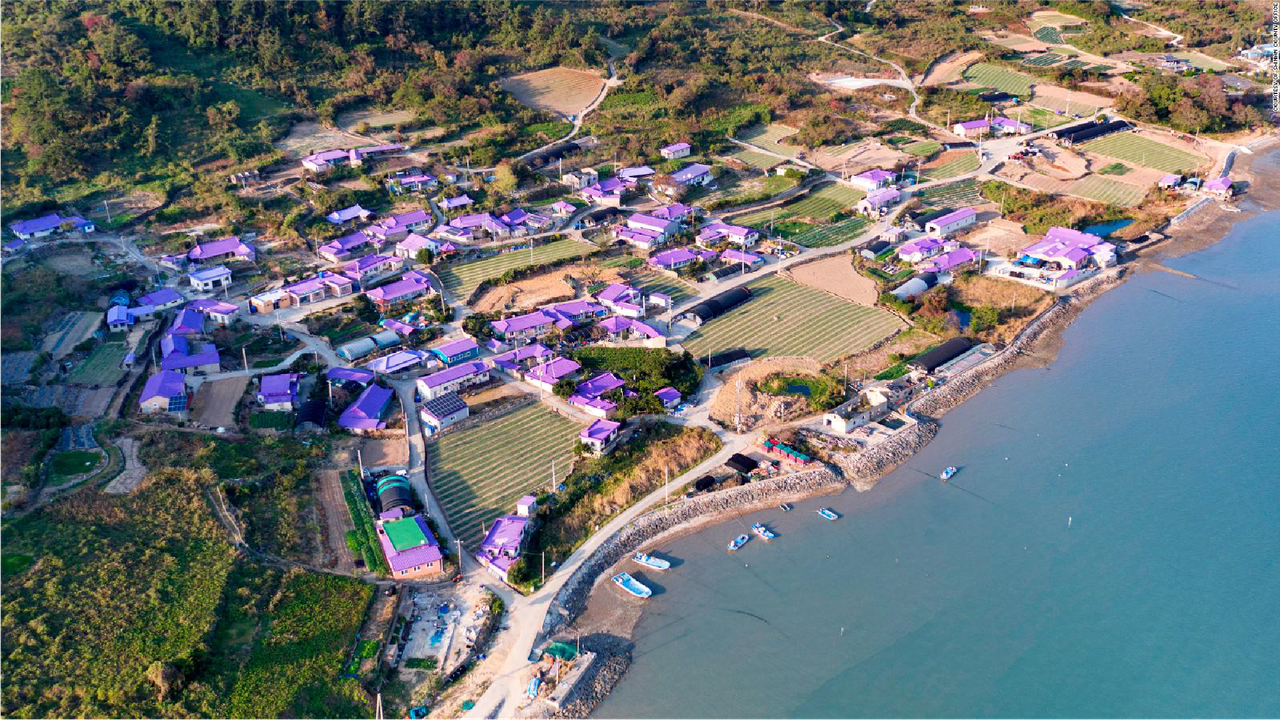 Thị trấn bán nhà đắt khách 'như tôm tươi' nhờ sơn màu độc đáo