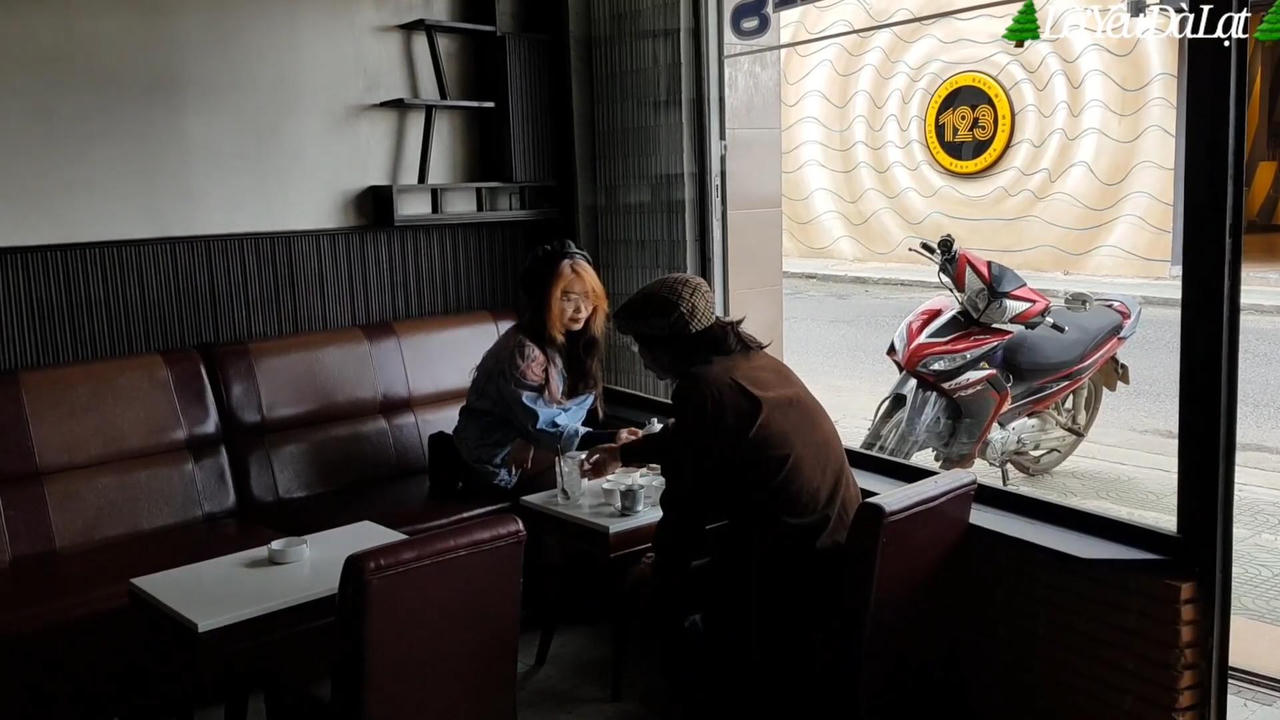 Bỏ phố về Đà Lạt dựng nhà gỗ ven rừng, YouTuber U60 làm kênh du lịch ngàn người theo dõi