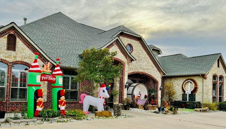 Ngắm căn biệt thự "vườn cổ tích" của ca sĩ Hồng Ngọc ở Mỹ