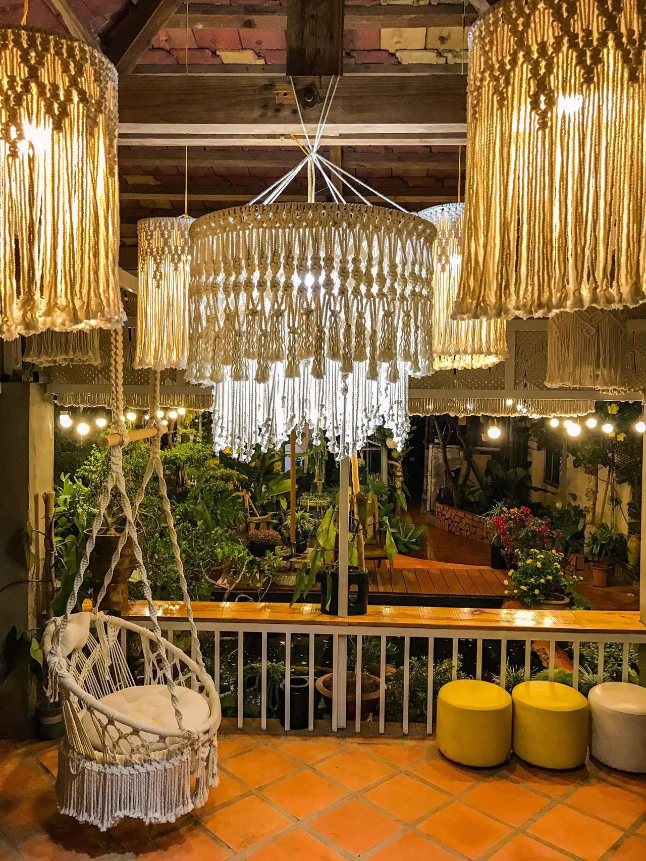 Về quê 'trốn dịch', 8x tự tay xây homestay đẹp như Đà Lạt, làm hồ cá Koi đẹp mê ly