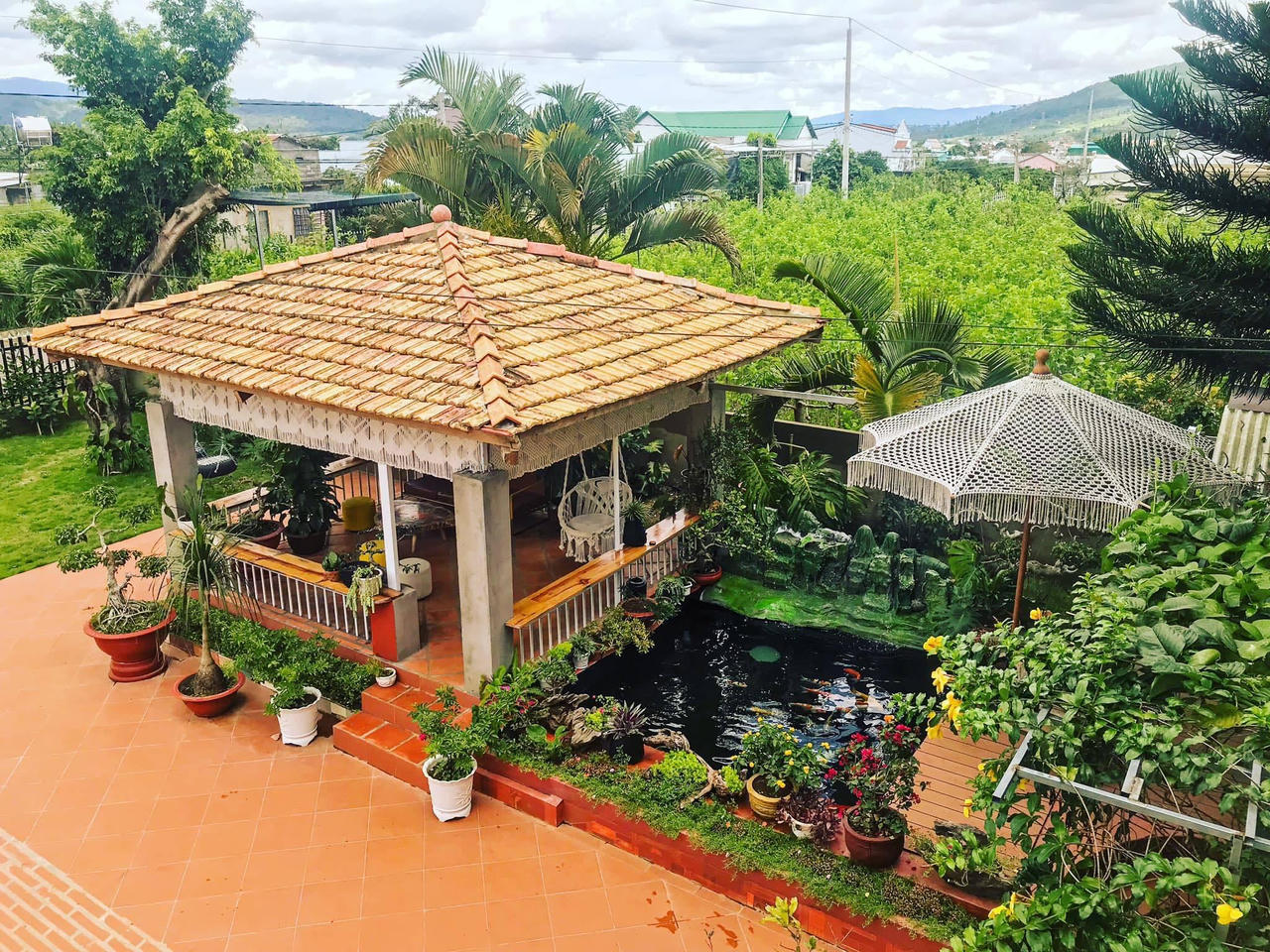 Về quê 'trốn dịch', 8x tự tay xây homestay đẹp như Đà Lạt, làm hồ cá Koi đẹp mê ly