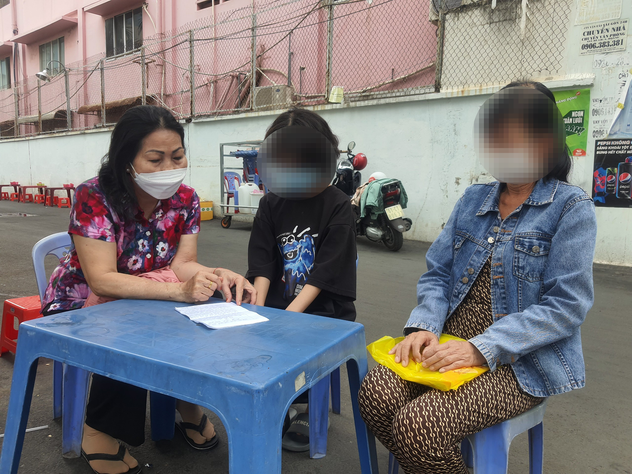 Bé gái 15 tuổi nói có thai, uống thuốc tử tử sau khi bị mẹ bạn trai chở ra bỏ tại trụ sở công an