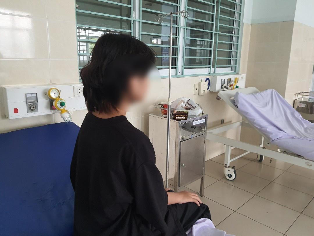 Bé gái 15 tuổi nói có thai, uống thuốc tử tử sau khi bị mẹ bạn trai chở ra bỏ tại trụ sở công an