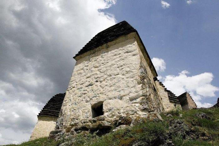 Vẻ ma mị của ngôi làng được mệnh danh 'thành phố của người chết, đi dễ khó về'