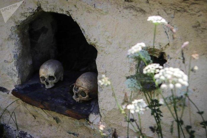 Vẻ ma mị của ngôi làng được mệnh danh 'thành phố của người chết, đi dễ khó về'