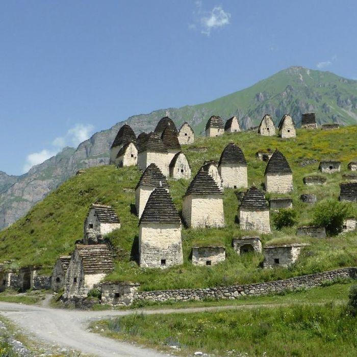 Vẻ ma mị của ngôi làng được mệnh danh 'thành phố của người chết, đi dễ khó về'