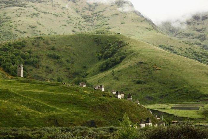 Vẻ ma mị của ngôi làng được mệnh danh 'thành phố của người chết, đi dễ khó về'