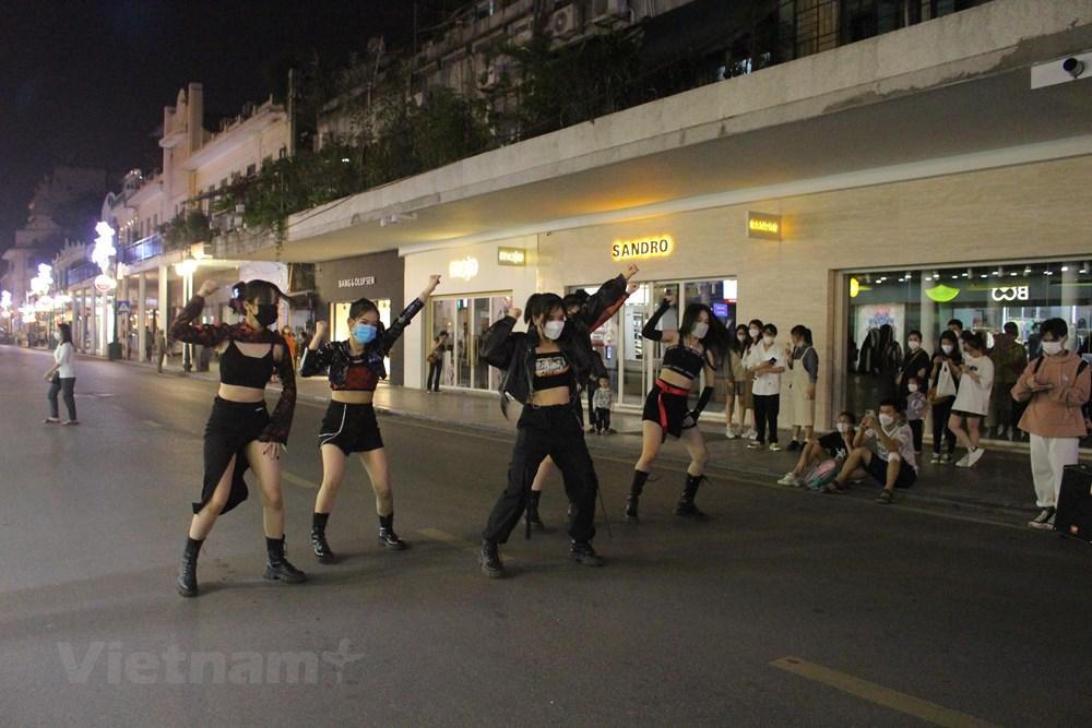 Hà Nội: Phố đi bộ đông đúc, chưa có nhiều hoạt động ngày đầu mở lại