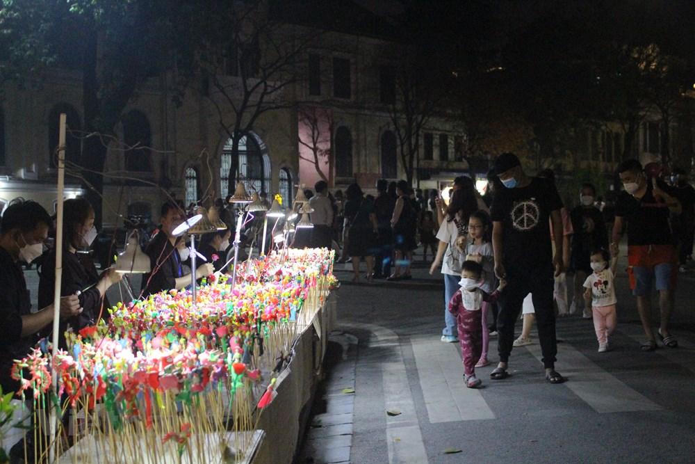 Hà Nội: Phố đi bộ đông đúc, chưa có nhiều hoạt động ngày đầu mở lại