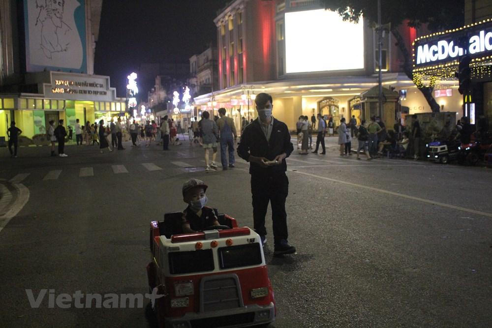 Hà Nội: Phố đi bộ đông đúc, chưa có nhiều hoạt động ngày đầu mở lại